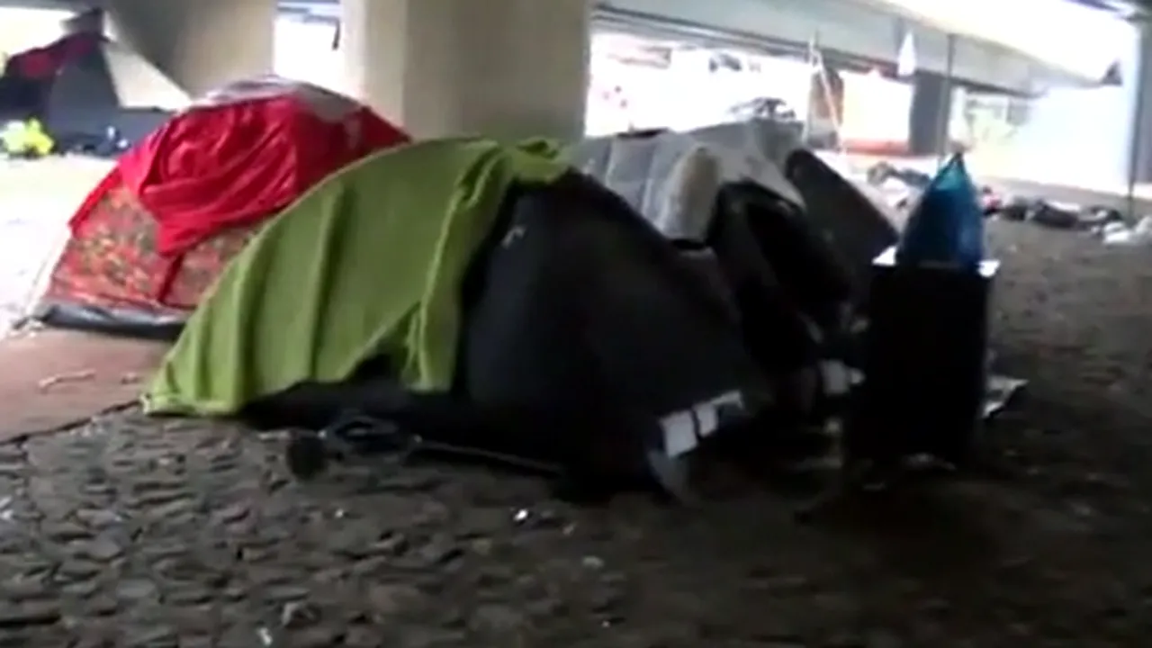 Imigranţi români care locuiesc sub un pod rutier din Marea Britanie riscă să fie evacuaţi - VIDEO