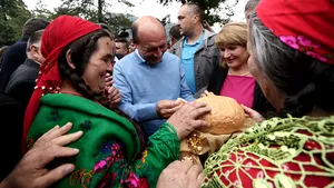 Scurtă istorie politică. Cum a trecut Traian Băsescu de la cumetrie la duşmănie în relaţia cu romii