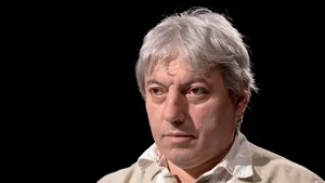 PREZENTUL FĂRĂ PERDEA / Marius Oprea: Marş la reeducare! De ieri, Securitatea a reînviat şi ”căcaţii cu ochi” s-au întors la blidul de linte