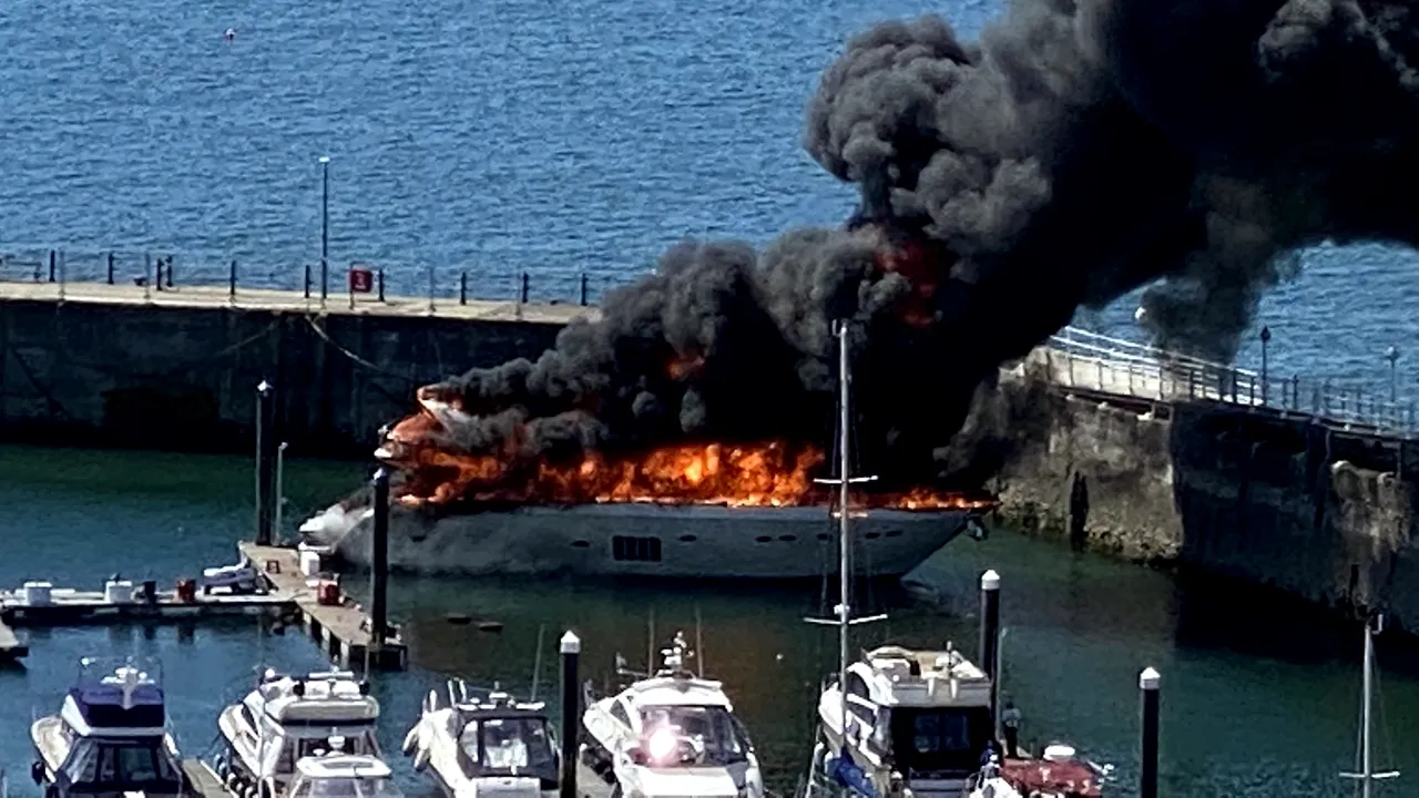 Incendiu uriaş pe un iaht care valoarează 6 milioane de lire sterline, în Marea Britanie