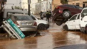 Maşini una peste alta în Valencia, în urma inundaţiilor. Preşedintele Franţei promite ajutor Spaniei