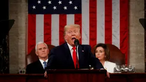 Tensiuni la „Starea Naţiunii”. Donald Trump ar fi refuzat să dea mâna cu Nancy Pelosi, iar democrata a rupt o copie a discursului său - VIDEO