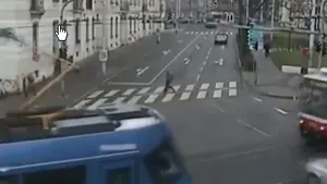 Momentul când un automobil este făcut sandviş între două tramvaie | VIDEO