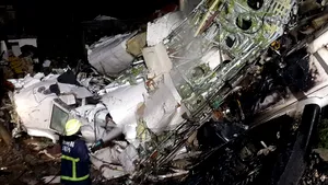Un avion de pasageri s-a PRĂBUŞIT în Taiwan: Patruzeci şi opt de persoane au murit. IMAGINI de la locul accidentului - VIDEO