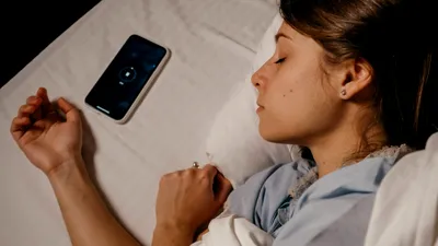 LIFE Ce se întâmplă dacă dormi cu telefonul lângă pat. Ce spun studiile despre somn și „radiațiile” telefonului