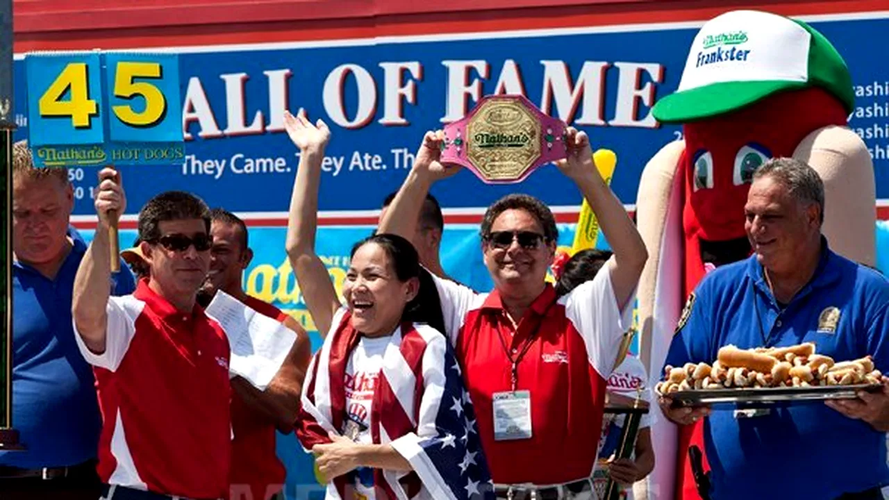 Sonya Thomas, câştigătoarea concursului de mâncat hotdogi de la New York. Ce record mondial a stabilit americanca