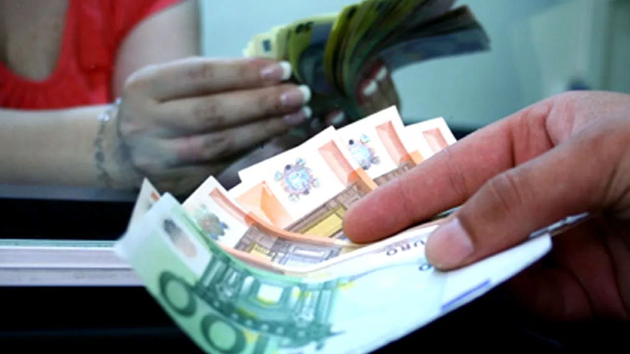 Leul a continuat să se deprecieze şi a închis săptămâna aproape de 4,1450 lei/euro