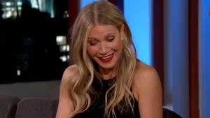 Gwyneth Paltrow a pozat topless pentru prima copertă a noii sale reviste Goop | FOTO