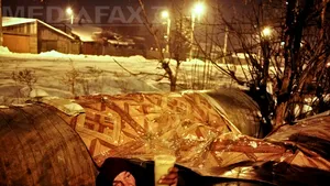 Căciuli, mănuşi şi ciorapi pentru persoanele fără adăpost care refuză să meargă în centrele sociale