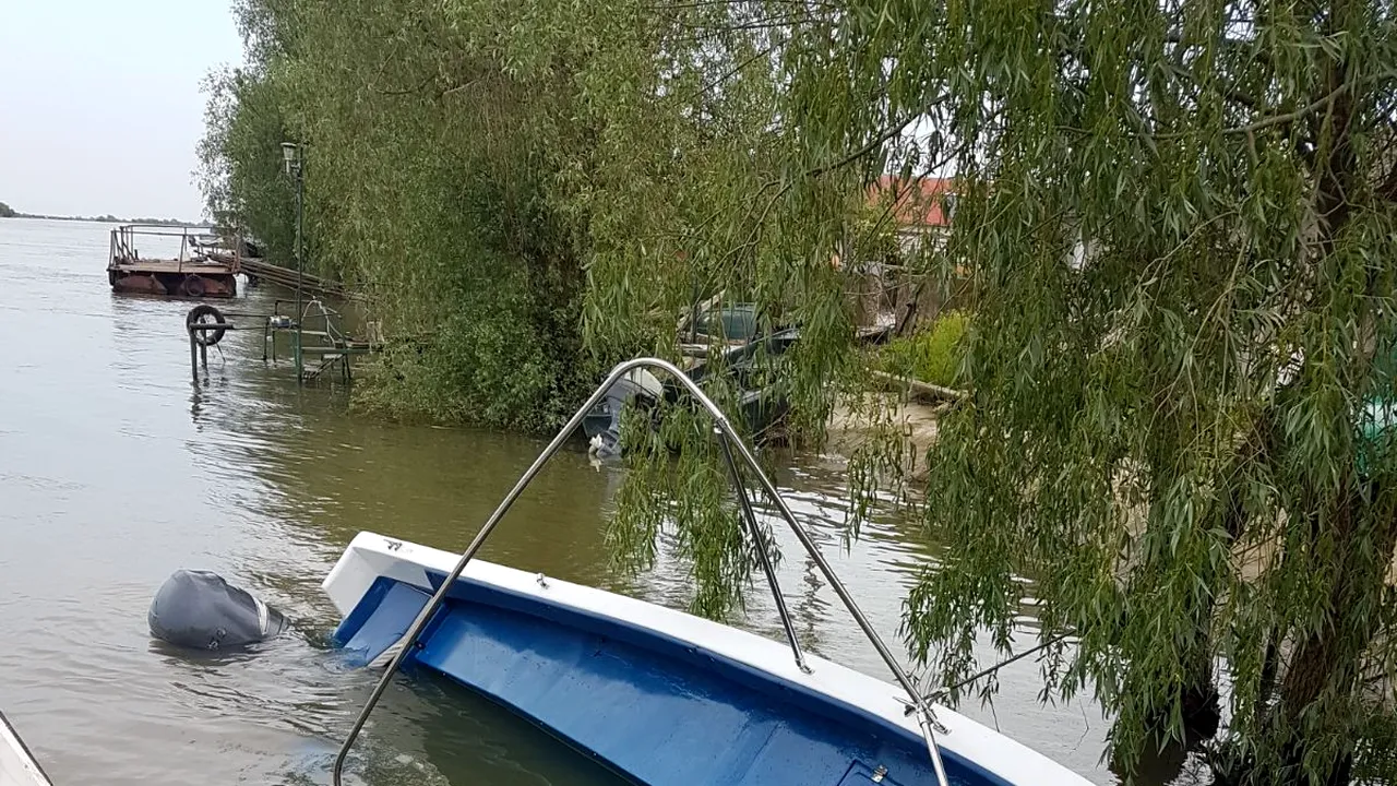 O barcă în care se aflau 15 persoane, între care trei copii, s-a răsturnat pe Dunăre. FOTO