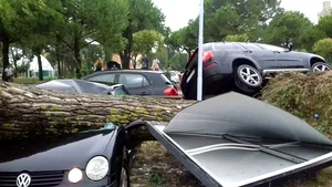 FOTO | Cel puţin patru turişti, răniţi în urma unei furtuni puternice produse în apropiere de Veneţia