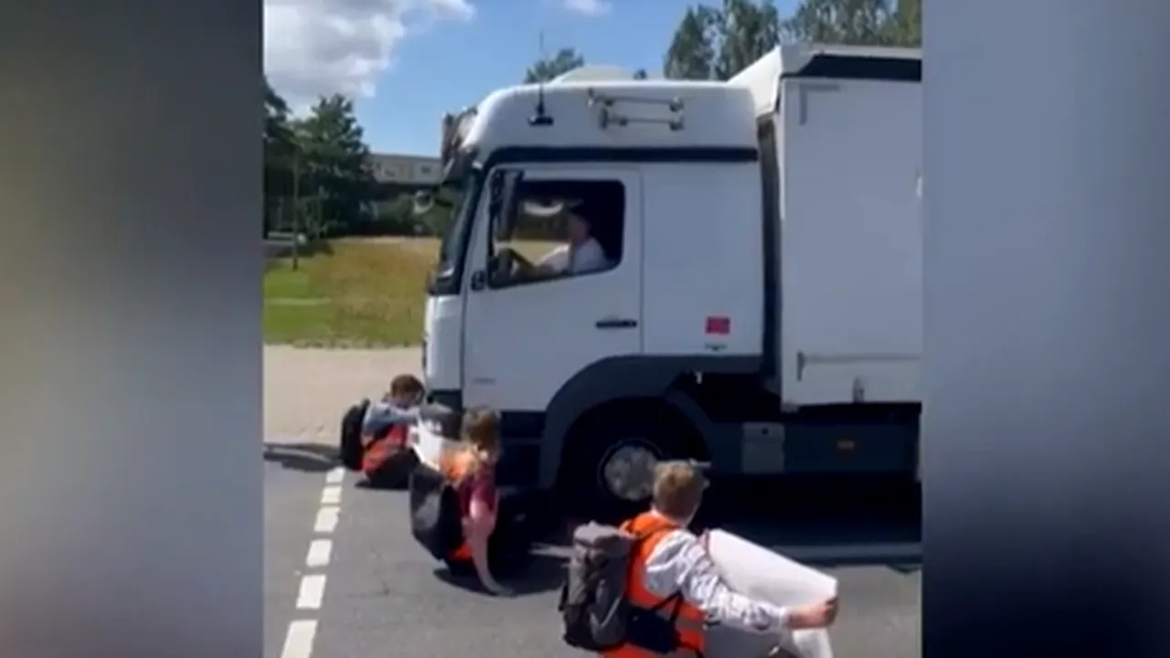 Un şofer şi-a pierdut cumpătul şi trecut cu camionul peste activiştii Last Generation

