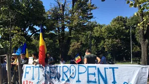 Protest în faţa Ambasadei Ucrainei din Bucureşti faţă de ÎNCHIDEREA şcolilor româneşti: ”Fiţi europeni, nu sovietici”/ MAE: România cere promulgarea legii după avizul Comisiei de la Veneţia