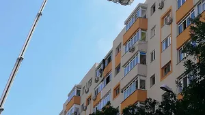 Incendiul din Bucureşti. Un pompier se simte rău. O persoană a fost dusă la spital