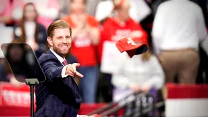 Fiul lui Donald Trump susţine că distanţarea socială este o „strategie” a democraţilor şi COVID-19 va dispărea „magic” după alegeri