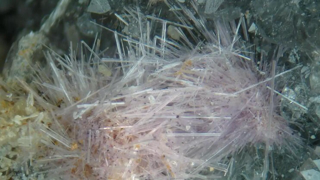 Rusia anunță descoperirea unui nou mineral rar, mai valoros decât aurul