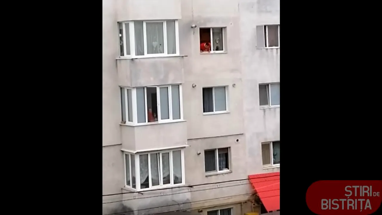 Doi vecini din Bistriţa, filmaţi cum se ceartă din balcon, dar păstrează distanţa: „Să nu mai ieşi din casă, broască râioasă. Pe scara asta io-s Dumnezeu” .VIDEO