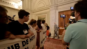 USR nu mai are voie să aducă invitaţi în Parlament, în actuala sesiune parlamentară