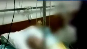 CAMERA ASCUNSĂ: Gândaci şi indiferenţă la Spitalul de Urgenţă Constanţa. Rudele pacienţilor au filmat condiţiile inumane în care sunt trataţi bolnavii - VIDEO