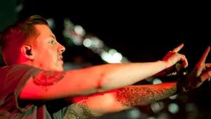 Rapperul Professor Green, spitalizat după ce a fost strivit între două automobile: 