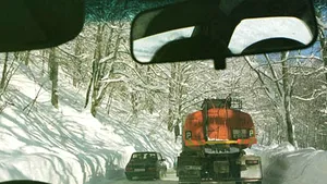 Circulaţie în condiţii de iarnă pe mai multe drumuri din Bistriţa-Năsăud