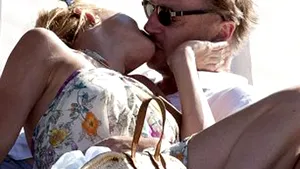 Liam Neeson şi-a dus iubita în acelaşi club din Saint-Tropez pe care îl frecventa cu fosta soţie