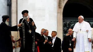 Inedit: doi papi au binecuvântat mulţimea de la Vatican