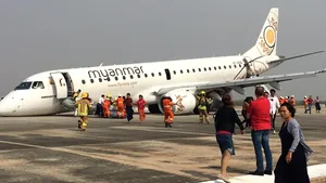 Aproape de tragedie: Un avion a aterizat fără roţile din faţă, după ce acestea au rămas blocate | VIDEO
