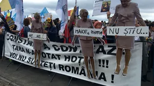 Protest în Piaţa Victoriei, după ce manifestanţii au plecat în marş din faţa Palatului Parlamentului. O manifestaţie a avut loc şi în faţa Palatului Cotroceni