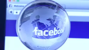 Facebook a ajuns la 2 miliarde de utilizatori, dublu faţă de 2012. Un sfert din populaţia lumii foloseşte acum celebra reţea de socializare. Care sunt cifrele la Twitter şi Snapchat 