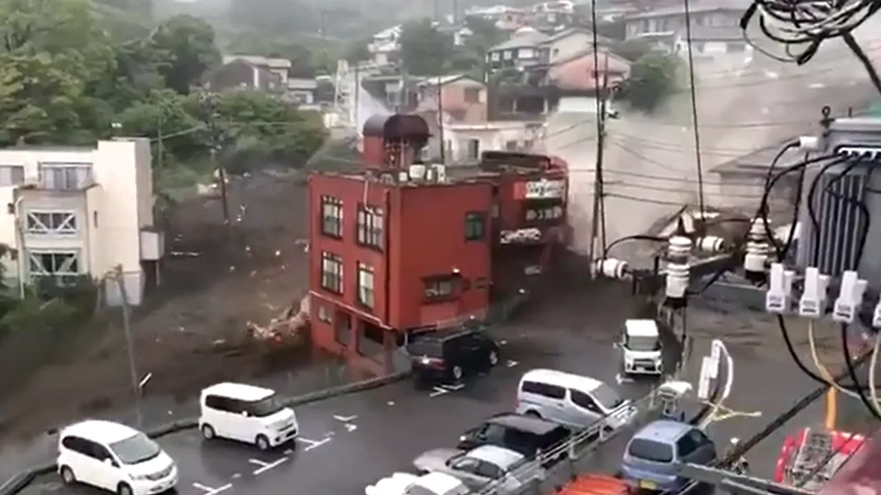 VIDEO Alunecare masivă de teren în Japonia, în urma ploilor torenţiale. În jur de 20 de persoane sunt declarate dispărute 