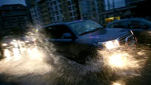 De luni, de la ora 12.00, începe să plouă serios