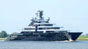 Iaht de 600 de milioane de dolari reţinut în Spania. Se presupune că este al lui Igor Sechin