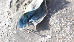 Masca de protecţie este noutatea în materie de deşeuri găsite pe litoralul românesc