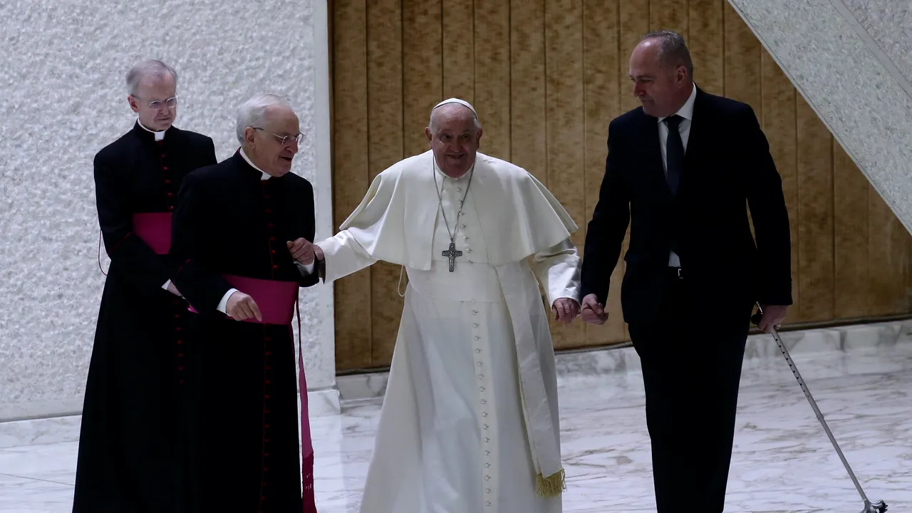 Papa Francisc spune că nu poate citi, pentru că încă suferă de bronşită