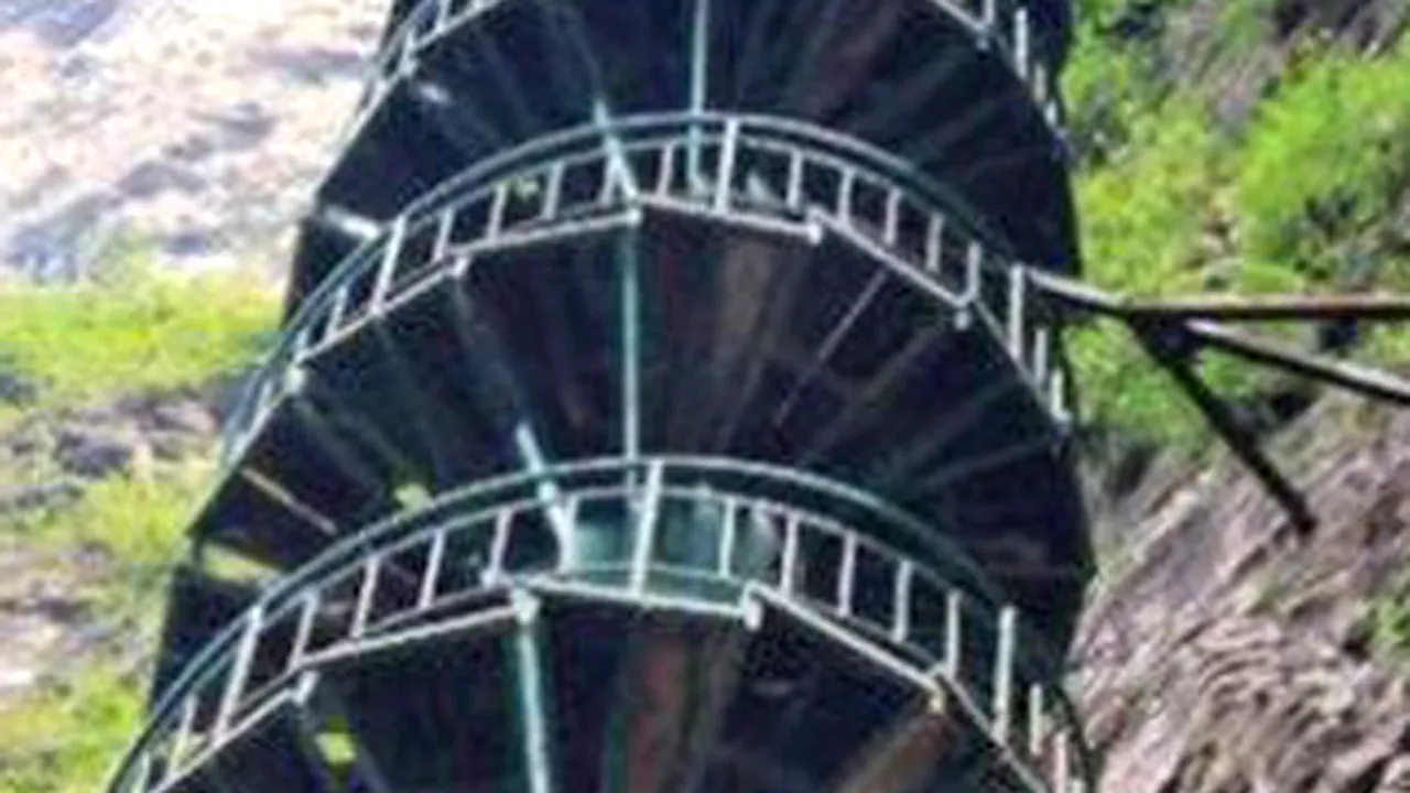 CONSTRUCŢIE UIMITOARE: Scara care duce turiştii pe vârful unui munte - FOTO