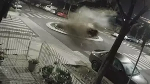 VIDEO: Momentul când o maşină, condusă de o tânără beată, „decolează” după ce loveşte un sens giratoriu