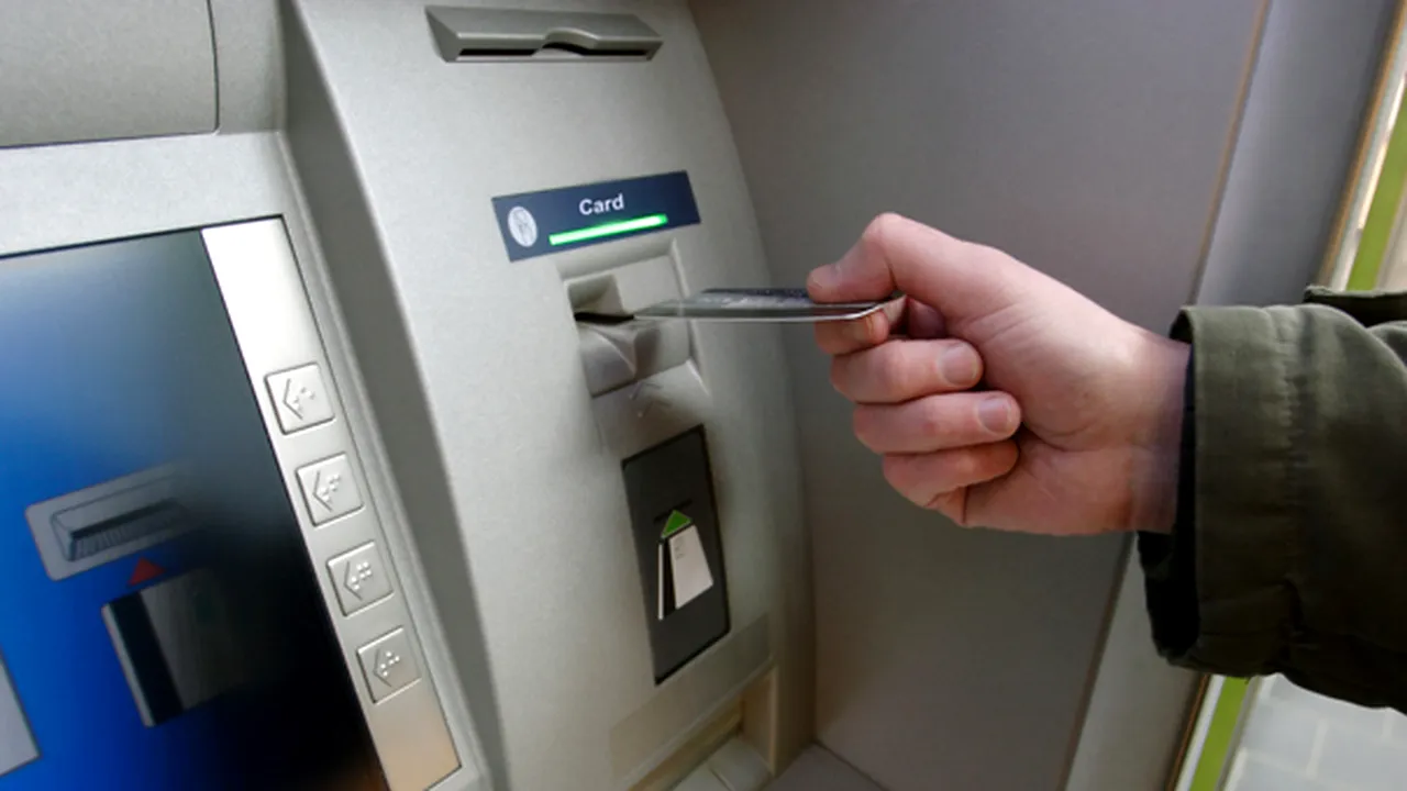 Şapte craioveni, acuzaţi de fraude la ATM-uri, prinşi în urma unor percheziţii