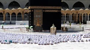 Restricţiile au fost eliminate în Marea Moschee din Mecca. Credincioşii s-au rugat umăr lângă umăr 