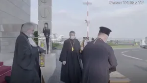 Delegaţia Patriarhiei a primit Lumina Sfântă de la Ierusalim / Ceremonia de la Aeroportul Otopeni | VIDEO