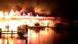 Cel puţin 8 morţi în urma unui incendiu în Alabama. Focul a cuprins un ponton şi zeci de ambarcaţiuni. VIDEO