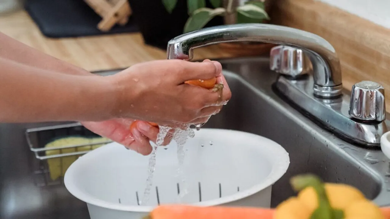 Cea mai bună metodă de spălare a fructelor și legumelor, conform experților