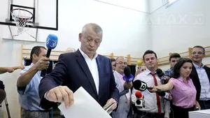 Sorin Oprescu a votat la Şcoala nr. 17 din Capitală: Odată şi-odată trebuie să se aleagă şi apele