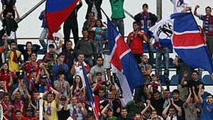 Suporterii sunt alături de Hagi şi Steaua, dar împotriva lui Becali