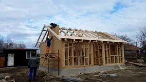 Gest de omenie înainte de Crăciun. Doi tineri din Popeşti Leordeni au donat darul de nuntă pentru ca o familie cu patru copii să aibă o casă | FOTO