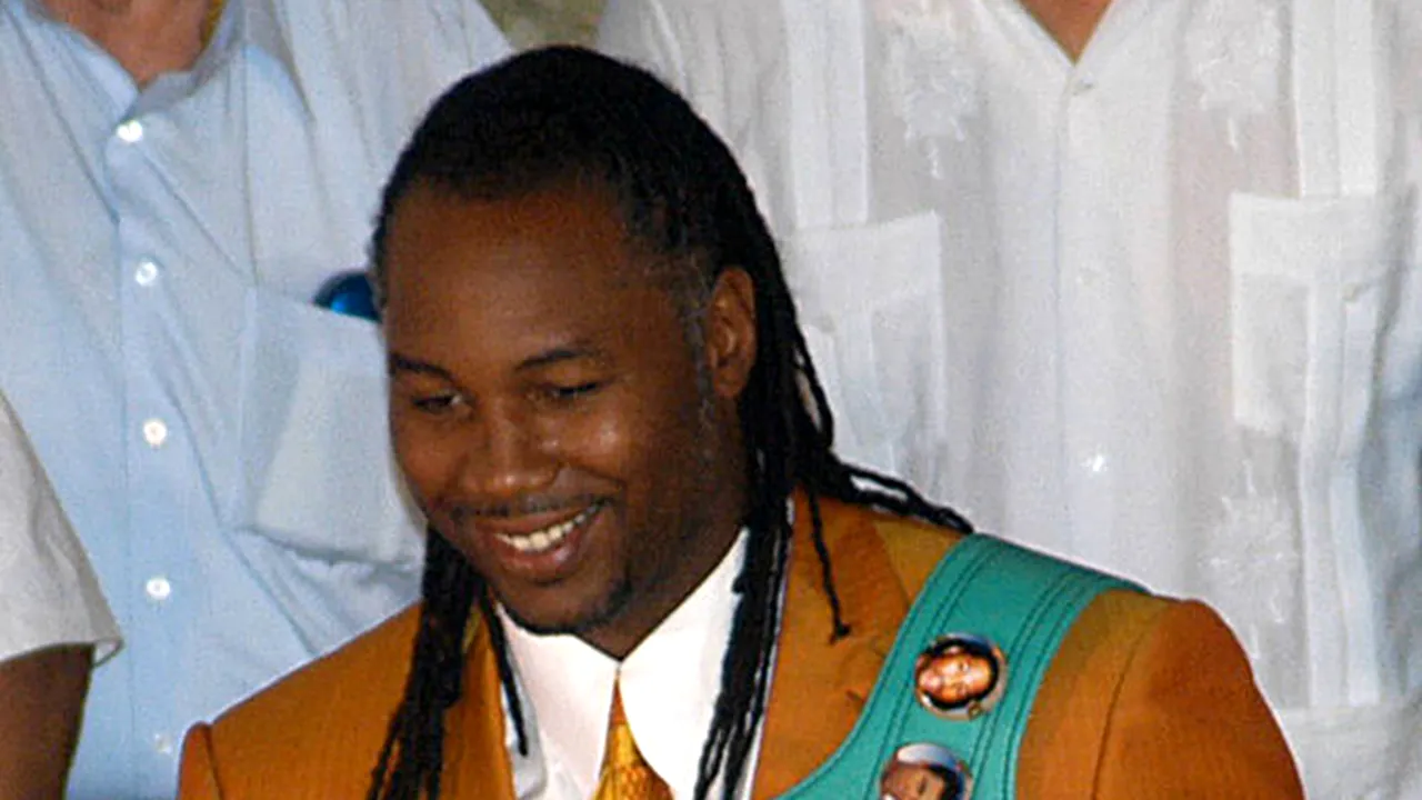 Lennox Lewis vrea să lupte cu unul dintre fraţii Klitschko pentru o bursă de 75 de milioane de euro