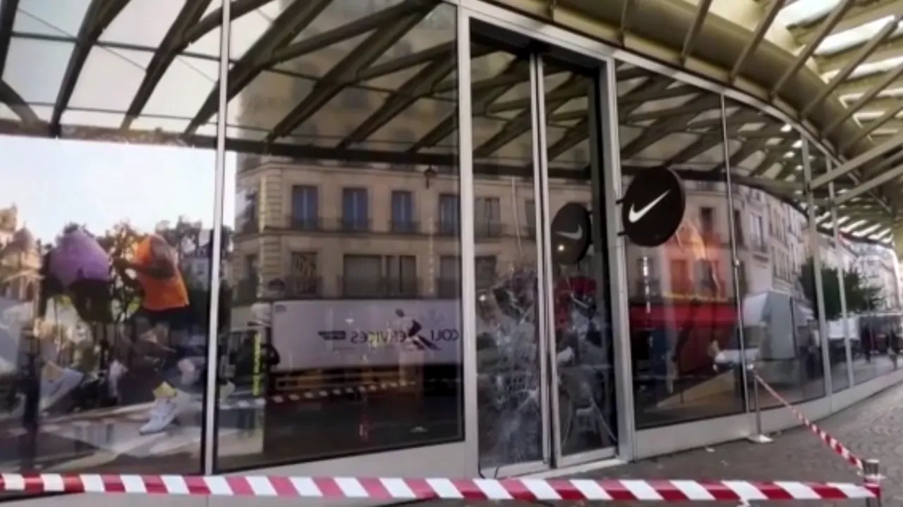 Asalt în Paris asupra unui magazin de articole sportive: vitrine sparte cu furie de tineri

