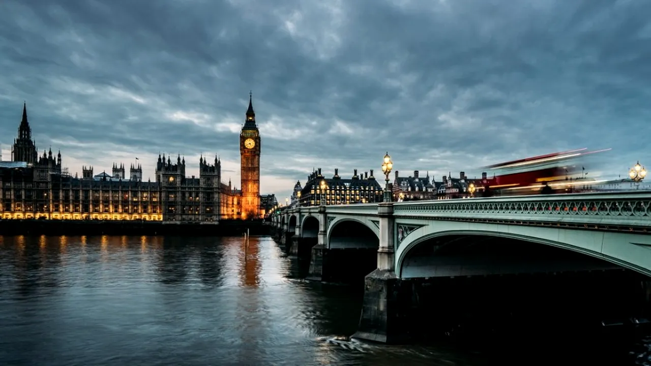 Veşti pentru angajaţii români din Marea Britanie: mai multe companii plănuiesc să oprească recrutările şi angajările în următorul an