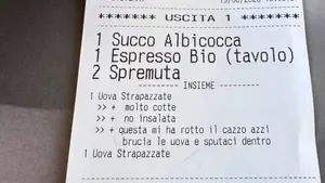 Mesaj inscripționat de un chelner pe bonul de comandă la un restaurant: „Ăsta mă enervează, arde ouăle și scuipă în ele”