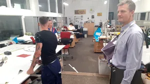 „Atelierele” care „repară” România. Un francez reintroduce în câmpul muncii persoane vulnerabile, printr-o întreprindere socială deschisă într-o hală din Berceni